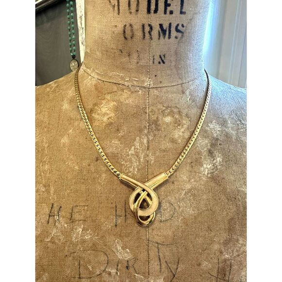 Vintage Avon Gold Tone Herringbone Chain Cream Enamel Pendant - Picture 6 of 7